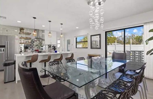 Bradenton Casa | HUGE - 12 Bed Luxury Pool Home - 15 Minutes to Anna Maria Island Beaches!
