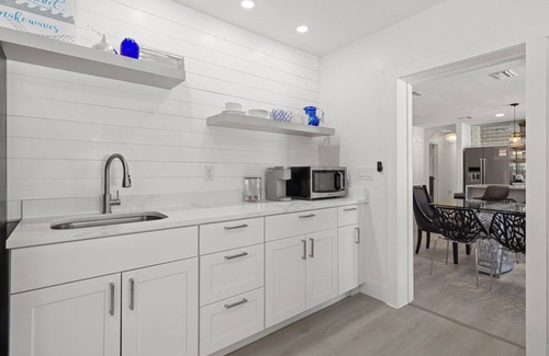 Bradenton Casa | HUGE - 12 Bed Luxury Pool Home - 15 Minutes to Anna Maria Island Beaches!