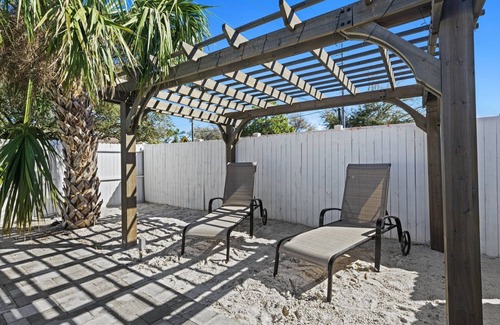 Bradenton Casa | HUGE - 12 Bed Luxury Pool Home - 15 Minutes to Anna Maria Island Beaches!