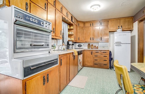 Independence Casa | Huge 1960s Style Family and Pet Friendly Home