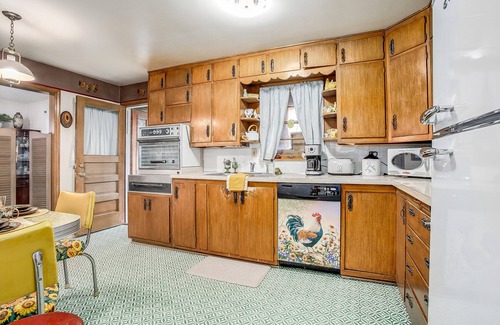 Independence Casa | Huge 1960s Style Family and Pet Friendly Home