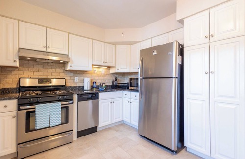 Belleville Apartamento | Huge 2 Bed in Belleville Pets OK, Park2Cars, Laundry, Fios, Safe Dog Park Nearby