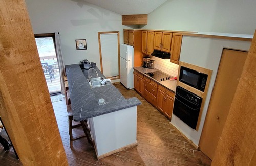 Mancelona Condominio | Alquiler nuevo. ¡Enorme! 2brm cama king, 2 baños para 6 personas, chimenea, WIFi, hay que ver! Golf