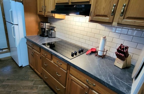 Mancelona Condominio | Alquiler nuevo. ¡Enorme! 2brm cama king, 2 baños para 6 personas, chimenea, WIFi, hay que ver! Golf