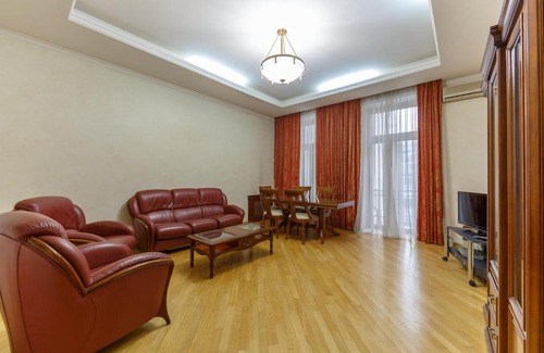 Besarabka Apartamento | Huge 3 Bedroom Apartment Next to Gulliver & Synagogue