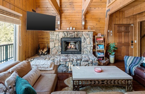 Whispering Forest Cabina | HUGE 3-story modified A-frame w/deck, forest views, hot tub, 10 mins from slopes