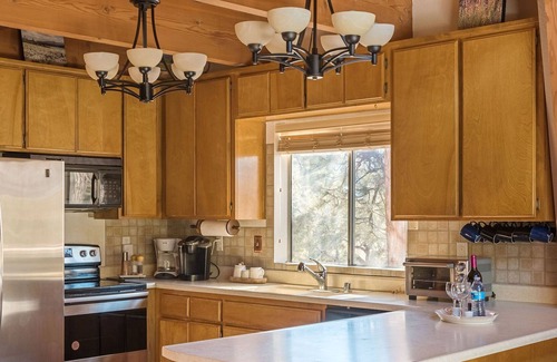 Whispering Forest Cabina | HUGE 3-story modified A-frame w/deck, forest views, hot tub, 10 mins from slopes