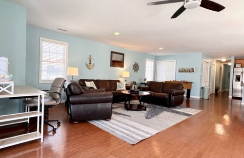 Cape May - Wildwood Condominio | Huge 4 Bedroom, Beach Block Condo with Pool and 3 Parking Spaces