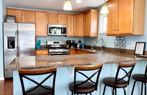 Cape May - Wildwood Condominio | Huge 4 Bedroom, Beach Block Condo with Pool and 3 Parking Spaces