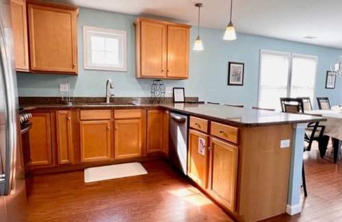 Cape May - Wildwood Condominio | Huge 4 Bedroom, Beach Block Condo with Pool and 3 Parking Spaces