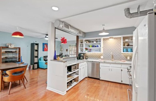 Blackshear-Prospect Hill Casa | Huge 4 Bedroom MCM House, Walk to Downtown!