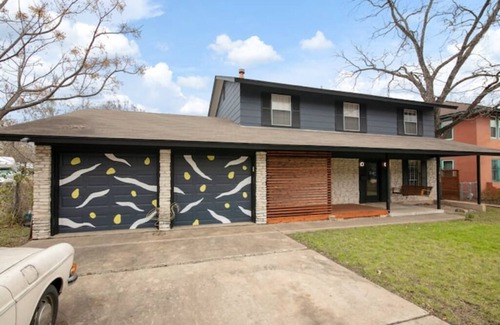 Blackshear-Prospect Hill Casa | Huge 4 Bedroom MCM House, Walk to Downtown!