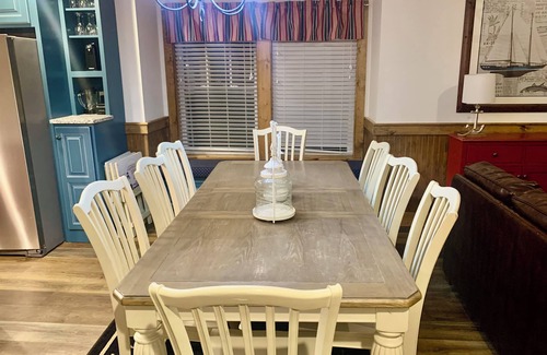 Branson Cabaña | Huge 4BDR/3BA cottage in Stormy Point Village with fireplace and rec room!