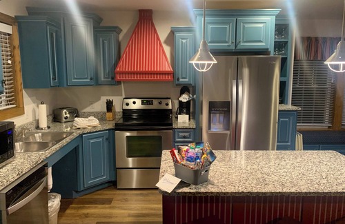 Branson Cabaña | Huge 4BDR/3BA cottage in Stormy Point Village with fireplace and rec room!
