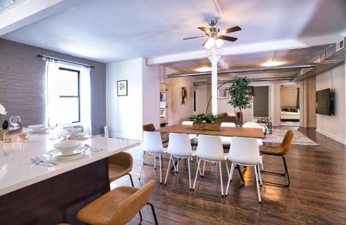 Near South Side Apartamento | Huge 4BR Chicago Downtown Retreat Good for Groups Sleeps 10 Near McCormick Place and Field Museum