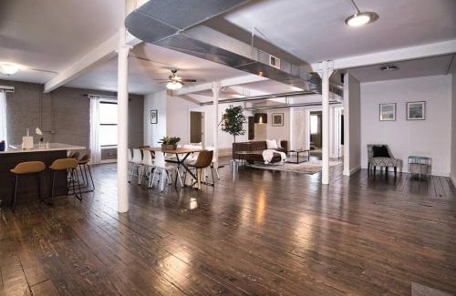 Near South Side Apartamento | Huge 4BR Chicago Downtown Retreat Good for Groups Sleeps 10 Near McCormick Place and Field Museum