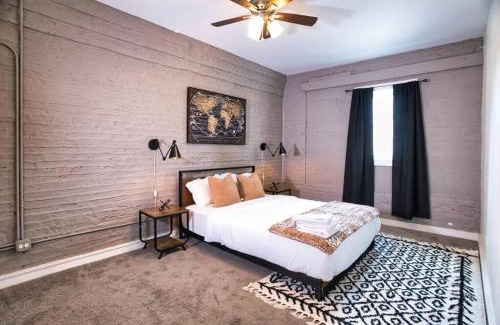 Near South Side Apartamento | Huge 4BR Chicago Downtown Retreat Good for Groups Sleeps 10 Near McCormick Place and Field Museum