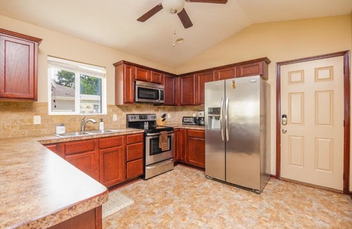Des Moines Casa | Huge 5 Bedroom Home with Deck & Garage