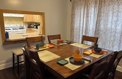Erie Casa | HUGE 6-bed 4-bath house in Erie - perfect for large groups or families