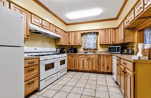 Erie Casa | HUGE 6-bed 4-bath house in Erie - perfect for large groups or families