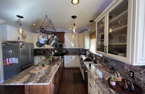 St. Andrews Casa | Huge 6 Bedroom House (4 Beds). Luxury Master Suite. Close to town, USAFA, Hiking