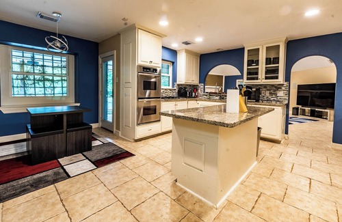 Houston Casa | Huge 6 Bedroom with Heated Pool, Spa, 85" Television, Game Room, BBQ, Hot Tub