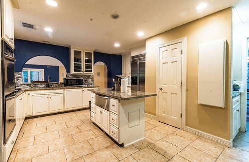 Houston Casa | Huge 6 Bedroom with Heated Pool, Spa, 85" Television, Game Room, BBQ, Hot Tub