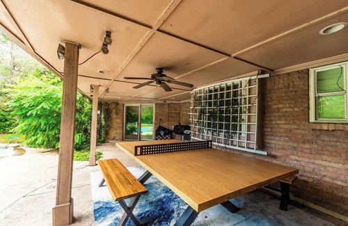 Houston Casa | Huge 6 Bedroom with Heated Pool, Spa, 85" Television, Game Room, BBQ, Hot Tub