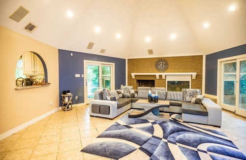 Houston Casa | Huge 6 Bedroom with Pool, Spa, 85" TV, Air Hockey, Pool Table, Ping Pong, BBQ