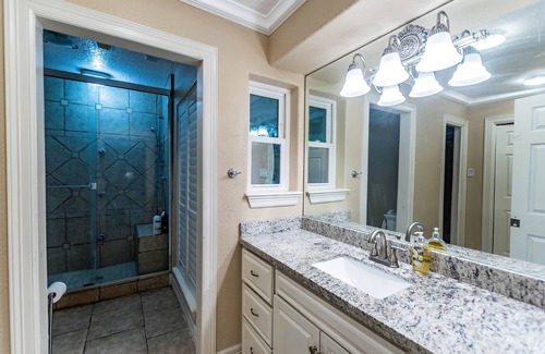 Houston Casa | Huge 6 Bedroom with Pool, Spa, 85" TV, Air Hockey, Pool Table, Ping Pong, BBQ