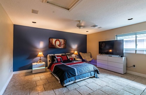 Houston Casa | Huge 6 Bedroom with Pool, Spa, 85" TV, Air Hockey, Pool Table, Ping Pong, BBQ