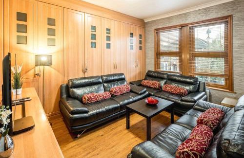 Leyton Apartamento | Huge 6 Beds House in Zone 2 London-MobileRateOffers-Families-Leisure-Parking-WiFi-PoolTable-Netflix-Sleeps15!