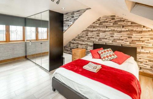 Leyton Apartamento | Huge 6 Beds House in Zone 2 London-MobileRateOffers-Families-Leisure-Parking-WiFi-PoolTable-Netflix-Sleeps15!