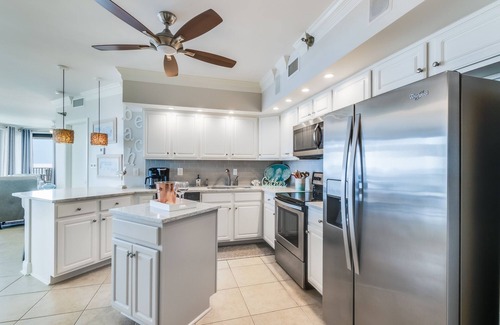 Orange Beach Condominio | REMODELADO! ¡ENORME balcón! # 501 Unidad de esquina frente al mar / Vistas en todas las habitaciones!