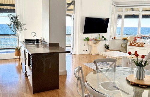 Henley Beach Apartamento | Henley Beachfront Stunner With Sweeping Sea Views!