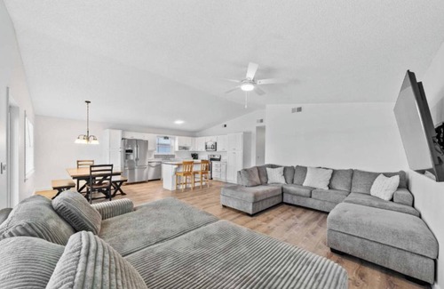 Gulf Shores Casa | Huge Beachhouse w/Private Pool (Free Heat in Winter)
