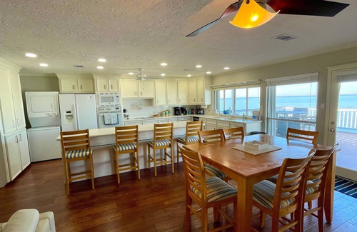 Galveston Casa | Huge Deck w night Fishing, Pickleball, Kayaks, SUPs, Tiki-bar, Boat Lift