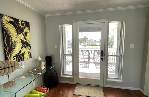 Galveston Casa | Huge Deck w night Fishing, Pickleball, Kayaks, SUPs, Tiki-bar, Boat Lift