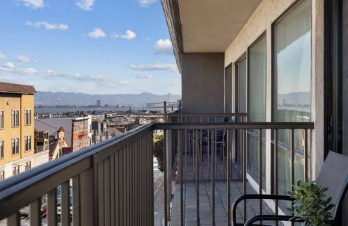 Russian Hill Condominio | Huge discount! Watch Blue Angel Air Show in golden October!