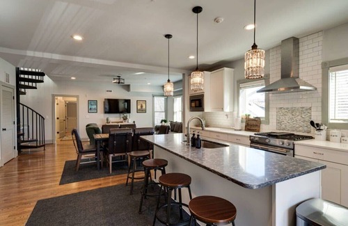 Hillsboro Village Apartamento | HUGE double unit 5BR close to Belmont and 12S