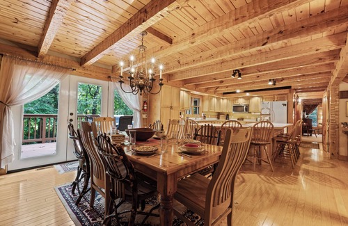 Townsend Cabina | HUGE FAMILY CABIN - 5 bdrm/4.5 bth, Game Room, Hot Tub, Playhouse, Bonfire Pit