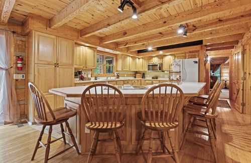 Townsend Cabina | HUGE FAMILY CABIN - 5 bdrm/4.5 bth, Game Room, Hot Tub, Playhouse, Bonfire Pit