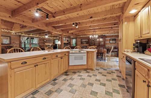 Townsend Cabina | HUGE FAMILY CABIN - 5 bdrm/4.5 bth, Game Room, Hot Tub, Playhouse, Bonfire Pit