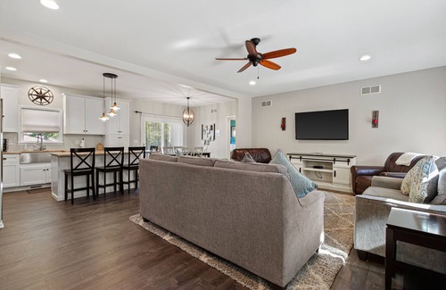 Lake Geneva Casa | Huge Family Home in Lake Geneva. Sleeps 10 Pet Friendly!