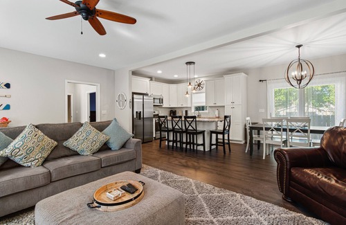 Lake Geneva Casa | Huge Family Home in Lake Geneva. Sleeps 10 Pet Friendly!