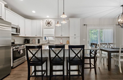 Lake Geneva Casa | Huge Family Home in Lake Geneva. Sleeps 10 Pet Friendly!