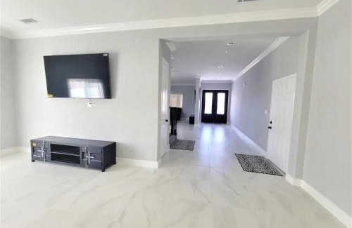 Midway City Casa | Huge Family Home Near Disneyland & SoCal Beaches