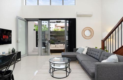 Wooloowin Casa | Huge Family Townhouse 3 bathrooms 5km to City