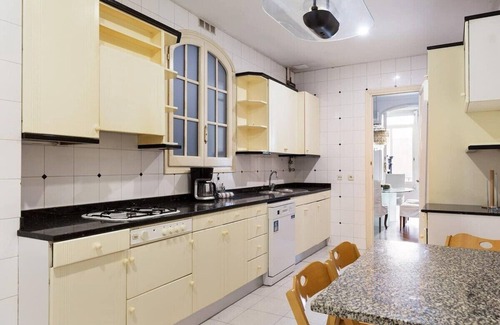 Esquerra de l'Eixample Apartamento | Huge historic 5BD with private Terrace!