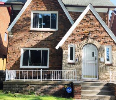 Detroit Casa | Huge Historic Home